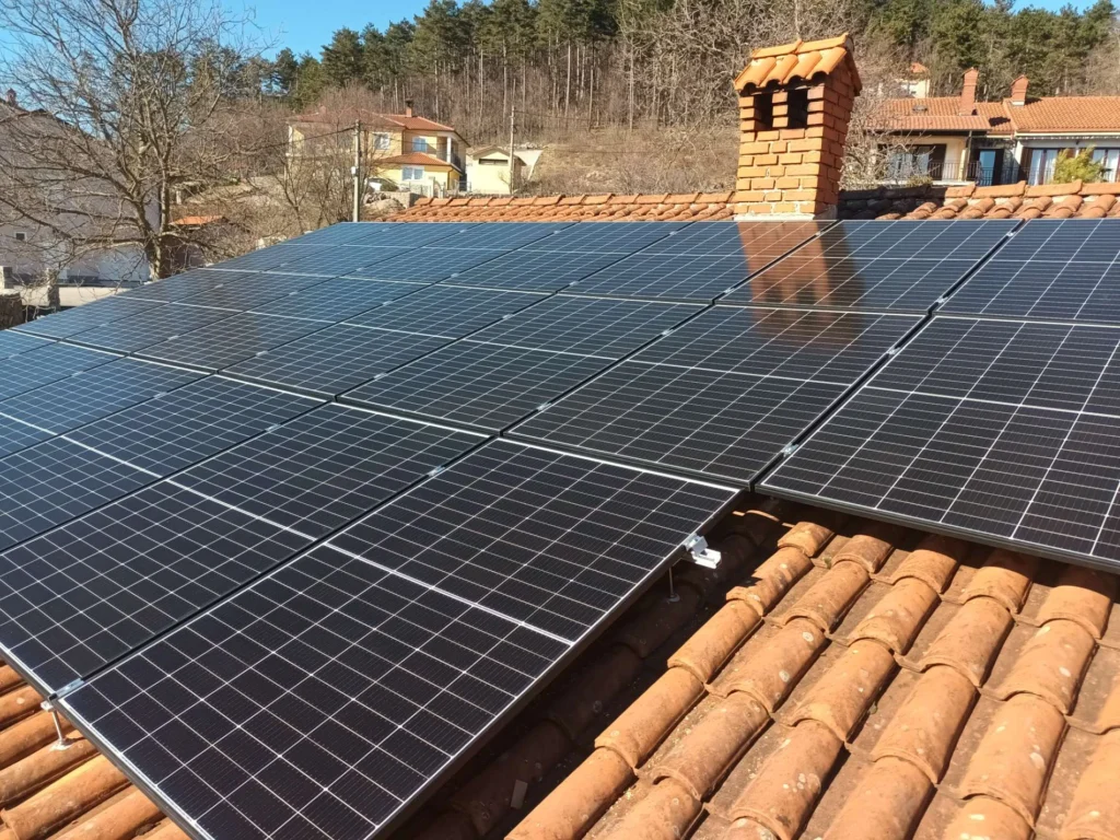 Prikaz montiranje solarnih panela Elektro Bljesak